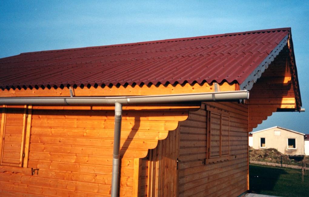 Casa in legno con copertura in lastre Onduline