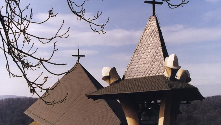 Coperture di edifici di culto con tegole canadesi  BARDOLINE